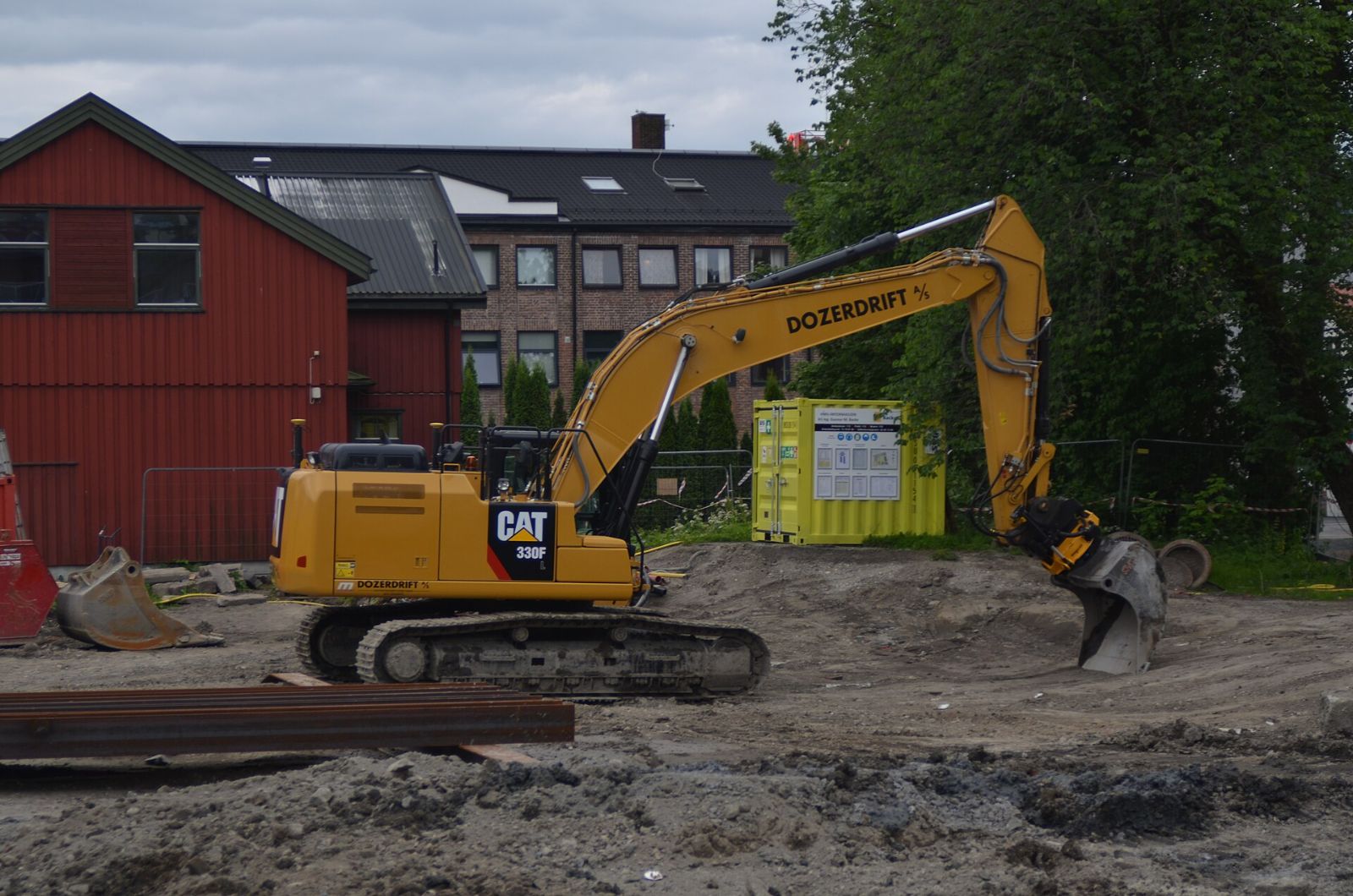 Foto: Peulle / Wikimedia Commons, CC BY-SA 4.0 gravemaskin i arbeid på boligtomt