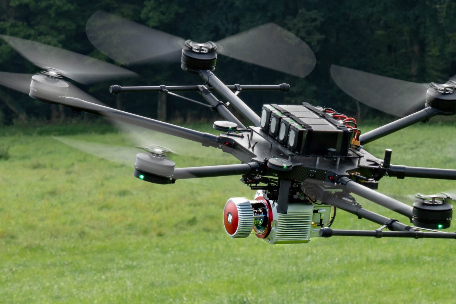 drone med lidarsensor over byggetomt