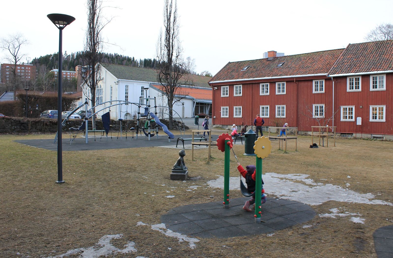 Foto: Øyvind Holmstad / Wikimedia Commons, CC BY-SA 3.0 underbygning for kunstgressbane med laserstyrt planering