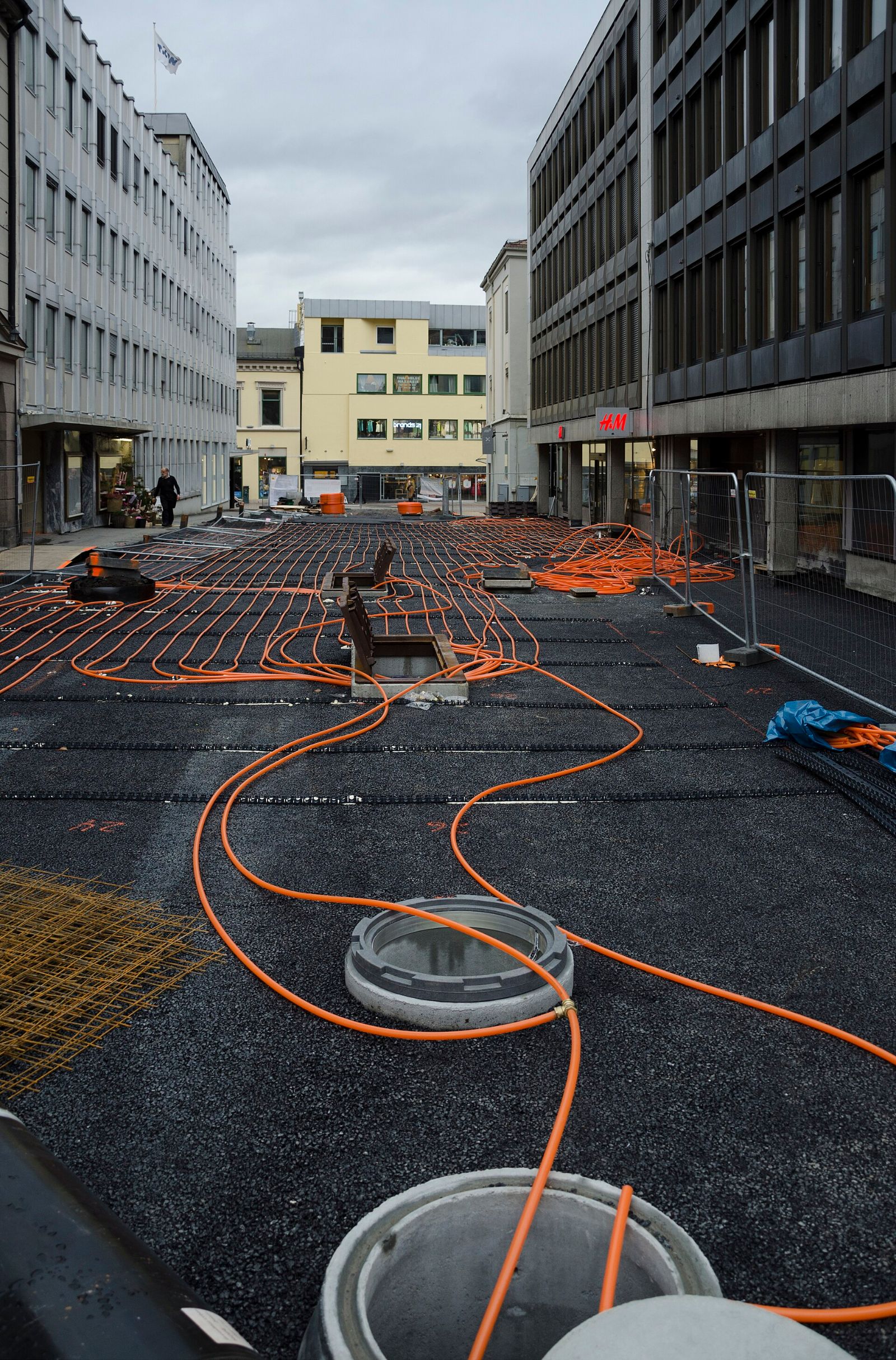 åpen kabelgrøft med trekkerør og varselbånd