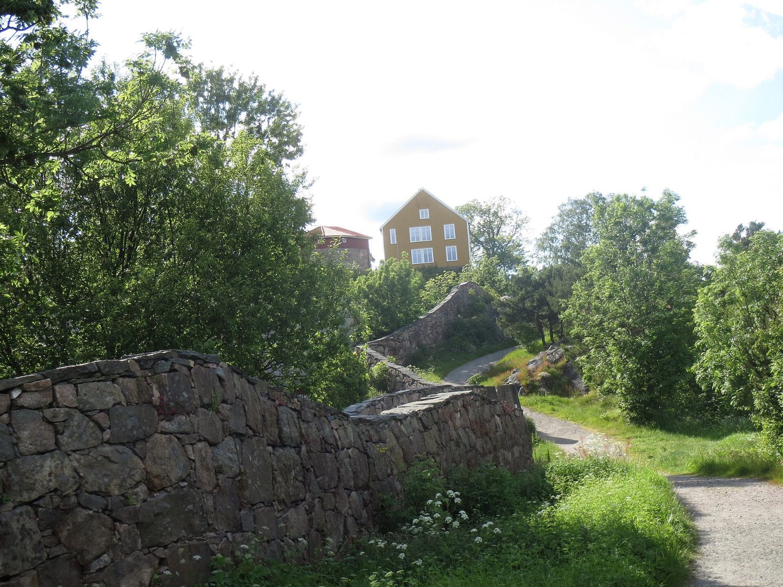 Foto: Carsten R D / Wikimedia Commons, CC BY-SA 4.0 ferdig støttemur i naturstein
